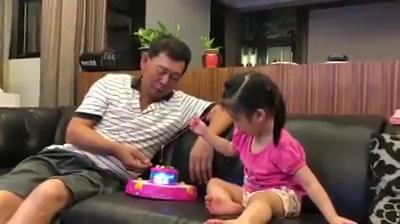 只要釣到一條魚，爺爺「超爆笑的反應」讓百萬網友看了超羨慕：我也想要有這種爺爺