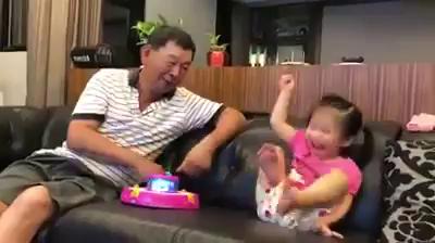 只要釣到一條魚，爺爺「超爆笑的反應」讓百萬網友看了超羨慕：我也想要有這種爺爺