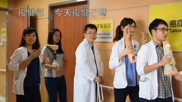 誰說醫生不會跳舞！高雄榮總全體醫生跳給你看！網友笑翻：最大的亮點是院長XDD