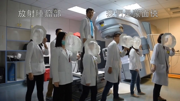 誰說醫生不會跳舞！高雄榮總全體醫生跳給你看！網友笑翻：最大的亮點是院長XDD