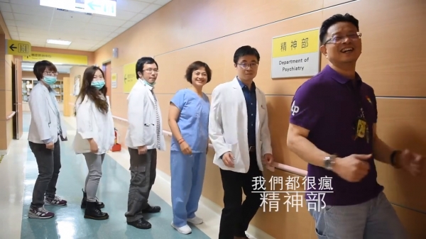 誰說醫生不會跳舞！高雄榮總全體醫生跳給你看！網友笑翻：最大的亮點是院長XDD