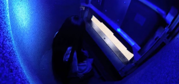 店員：我們螢幕讓電視看的超真實！真實到「貞子」直接跑出來，民眾全被嚇的慌忙逃跑！