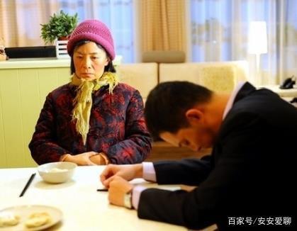 坐月子半個月，婆婆讓我去地里干農活，老公回家後，婆婆傻了眼