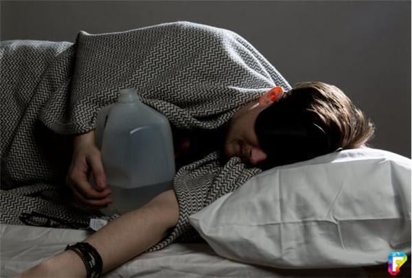 這名男子挑戰「連續30天每天喝4公斤水」，結果從第10天開始身體發生的超不可思議變化讓所有人都嚇壞了！ 