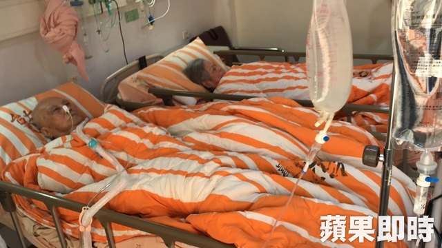 相愛77年「住院不捨分開」！醫護感動喬出病房 「9旬嬤緊握阿公手」淚流：不想看到他受苦