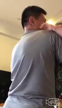 才剛放假的軍人爸爸因豪雨被「召回救災」女孩緊抱爸爸，手上緊拿識別證哭喊：爸爸別走！