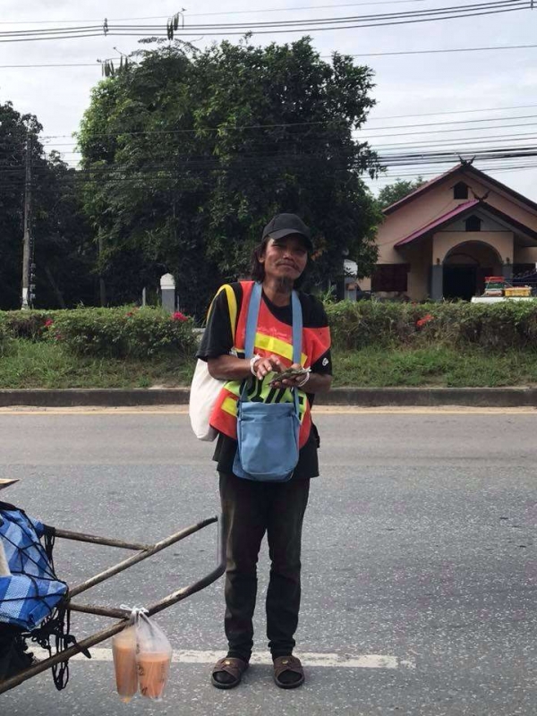 泰國癡情男帶著女友骨灰，步行1541公里!只為了當初的誓言，讓人都忍不住幫他加油打氣!