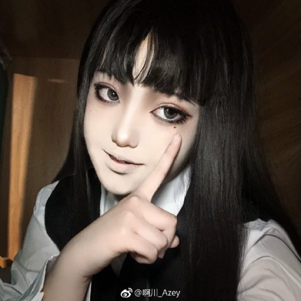 一眼讓人起雞皮疙瘩！超強Coser神還原「恐怖漫畫女角」　本尊是「甜美空靈正妹」網友秒戀愛❤