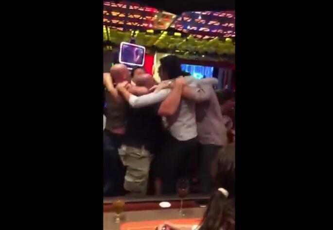 瘋了！男子賭場玩輪盤竟「拿100萬」押同一個數字...但下一秒全場沸騰證明他是天才！