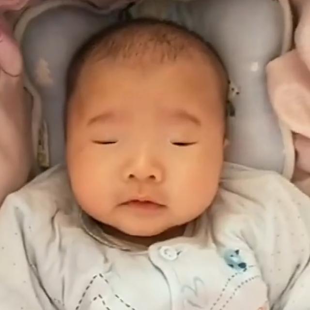 三個月寶寶眼睛很小，媽媽分不清眼睛是否睜開，醫生一句話揭開謎團