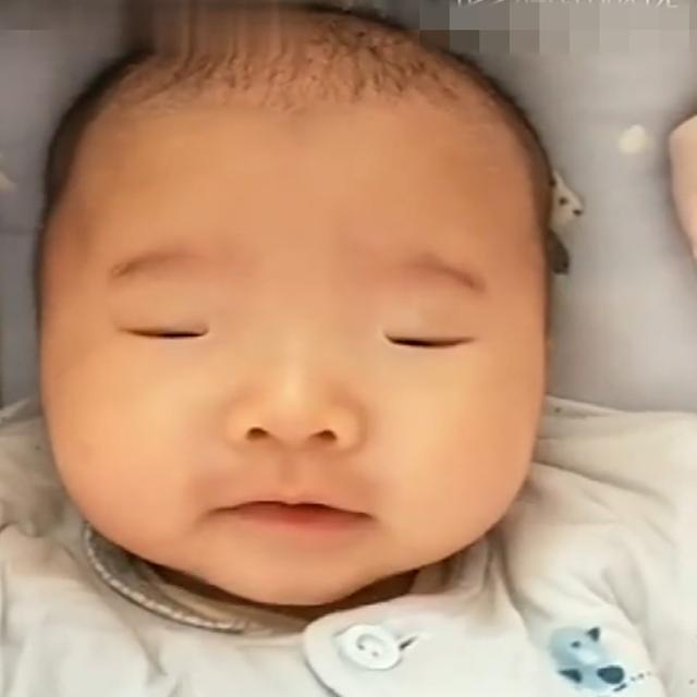 三個月寶寶眼睛很小，媽媽分不清眼睛是否睜開，醫生一句話揭開謎團