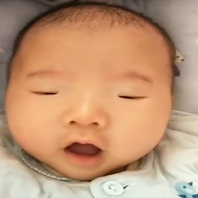 三個月寶寶眼睛很小，媽媽分不清眼睛是否睜開，醫生一句話揭開謎團
