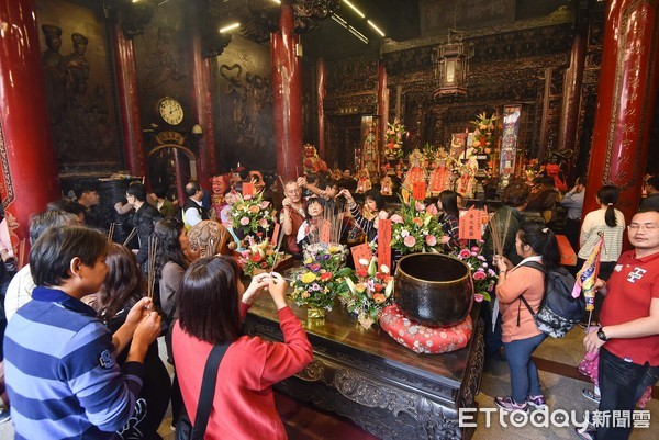 台中男拜月老「求娶蔡依林」被笑作夢 回家後竟顯靈「幫他實現願望」網暴動：太扯了