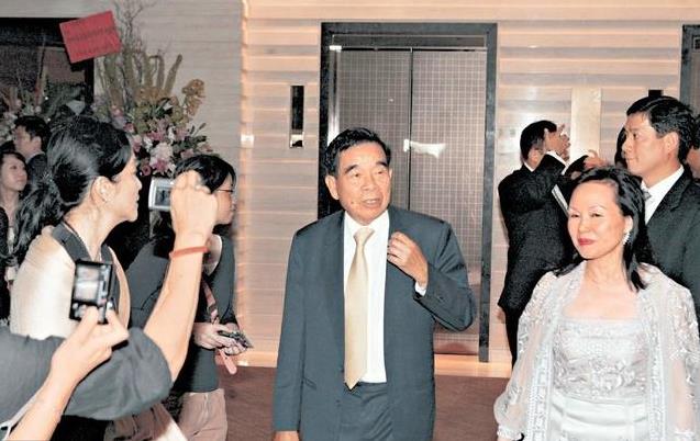怕子孫敗光家產，他把千億資產都建成高樓收租，如今已富過4代人