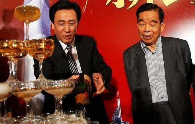 怕子孫敗光家產，他把千億資產都建成高樓收租，如今已富過4代人