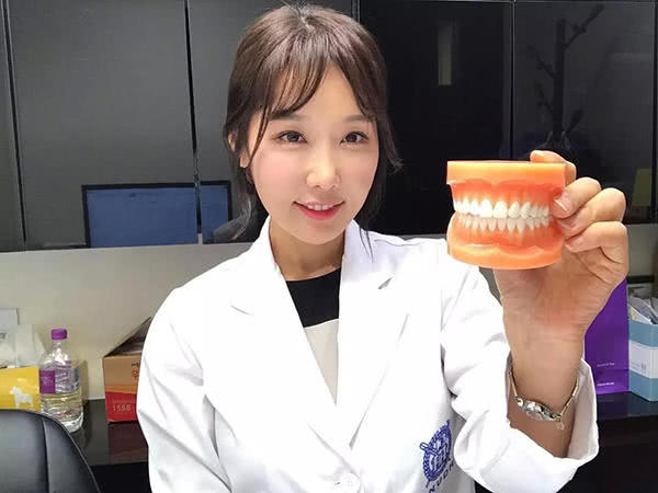 稱為韓國「最美牙醫」，50歲的她和25歲的女兒同框竟然如同姐妹 