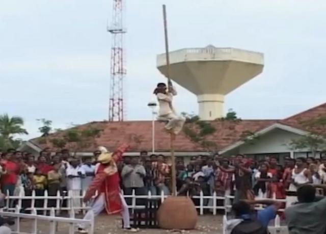 印度「通天繩」魔術，人順著繩子爬到高空中卻不掉落，至今無人能解
