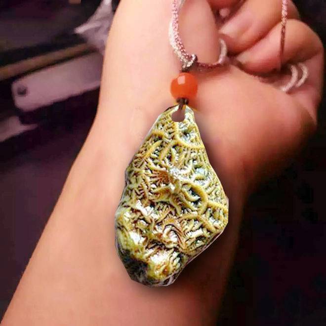 女子撿到一塊金黃色的石頭，天天掛在脖子上，老人看見後愣住了