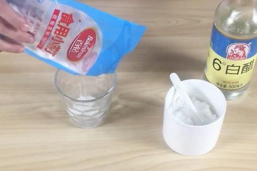 不管冰箱膠條多髒多黑，跟家政阿姨偷學一招，不用一滴水，幾分鐘就恢復如新！