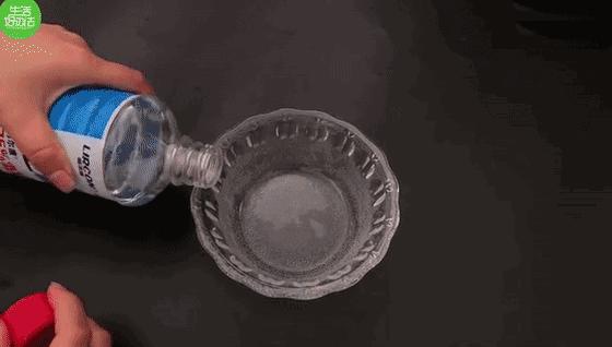 不管冰箱膠條多髒多黑，跟家政阿姨偷學一招，不用一滴水，幾分鐘就恢復如新！