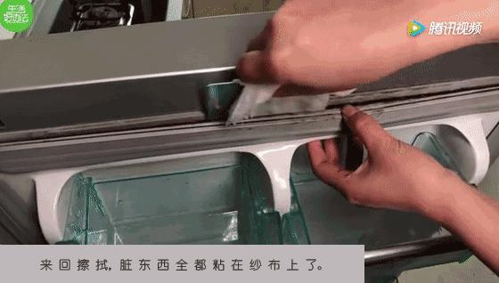 不管冰箱膠條多髒多黑，跟家政阿姨偷學一招，不用一滴水，幾分鐘就恢復如新！