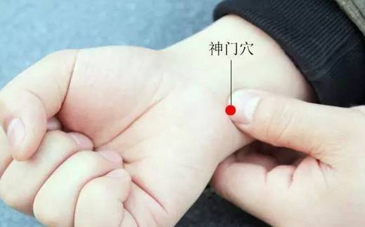 每天做一個簡單的動作，氣血通暢、活血筋骨、淡化色斑，還能抑制白髮生長！