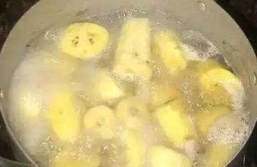 媽媽最近都睡前「煮香蕉」要給我喝！沒想到10天後我的身體居然.....