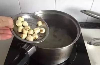 我是醫生，常煮這碗「去斑瘦身湯」給自己和女兒喝，臉上的斑消失了，女兒瘦五公斤，汙血排得超乾淨！