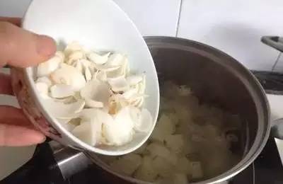 我是醫生，常煮這碗「去斑瘦身湯」給自己和女兒喝，臉上的斑消失了，女兒瘦五公斤，汙血排得超乾淨！