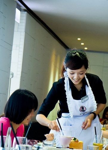 年輕服務生不小心「把魚汁潑到我的名牌包上」，當我正要發作時，女兒竟跳出來「這樣說」，我無語了... 