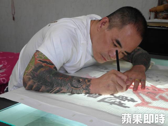 黑道大哥擁槍入獄26年，會面時看見「母親背影怪怪的」徹底醒悟，立誓「拿筆不再拿槍」成書法家！ 