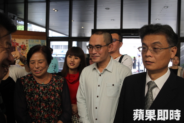 黑道大哥擁槍入獄26年，會面時看見「母親背影怪怪的」徹底醒悟，立誓「拿筆不再拿槍」成書法家！ 
