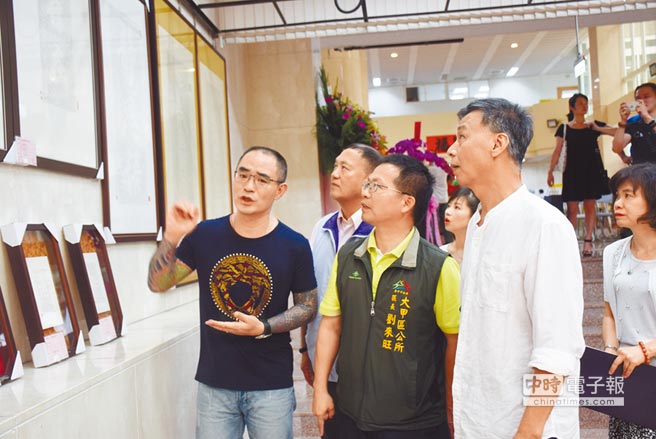 黑道大哥擁槍入獄26年，會面時看見「母親背影怪怪的」徹底醒悟，立誓「拿筆不再拿槍」成書法家！ 