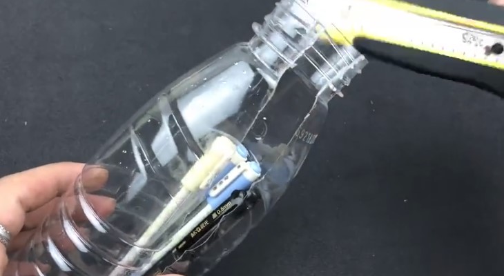 把毛巾塞進礦泉水瓶裡，解決了我們出遊時遇到的難題，省錢又省心