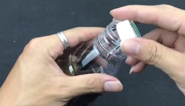把毛巾塞進礦泉水瓶裡，解決了我們出遊時遇到的難題，省錢又省心