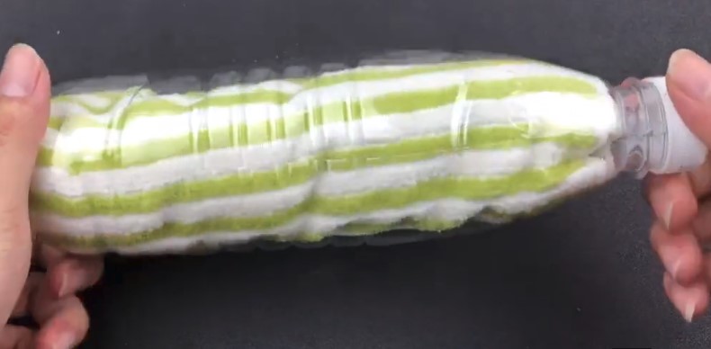 把毛巾塞進礦泉水瓶裡，解決了我們出遊時遇到的難題，省錢又省心