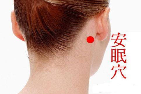 失眠人士終於有救了！人體有個「安眠穴」，只要這樣做，一覺到天亮 ！