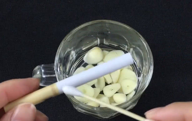 白醋滴在大蒜上，解決了很多男性朋友的難題，好多人還不知道