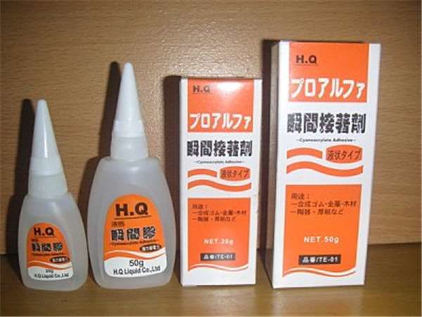 三秒膠黏到手該怎麼辦？千萬別再硬撕、刀割...「最正確方法是這樣」！無痛又不留痕跡