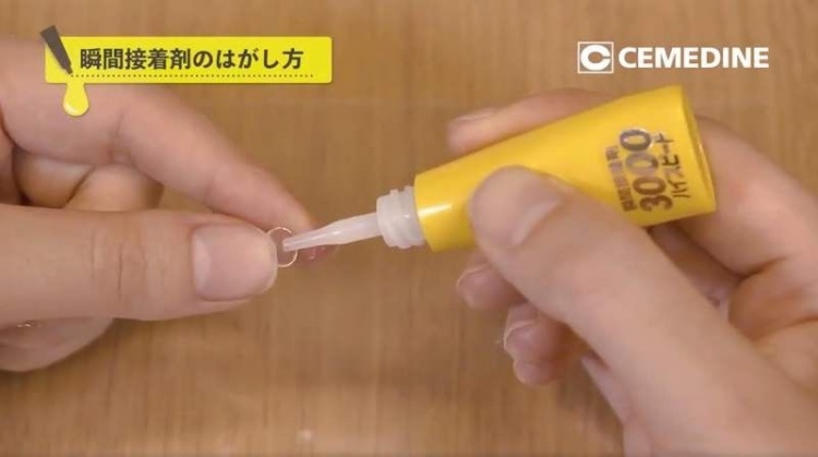三秒膠黏到手該怎麼辦？千萬別再硬撕、刀割...「最正確方法是這樣」！無痛又不留痕跡