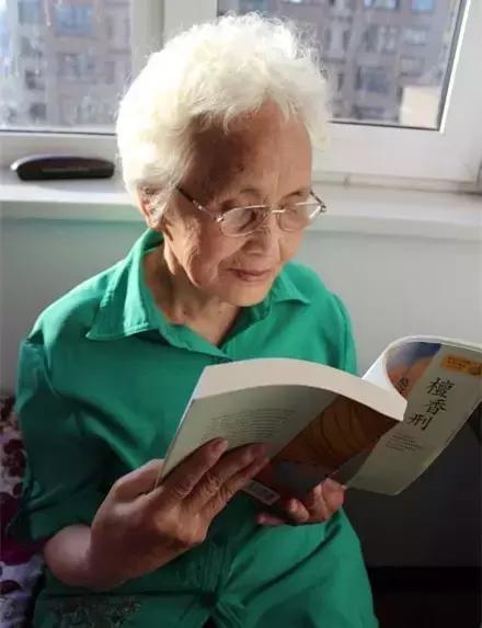 她不只是家庭主婦！「 60歲才識字」76歲成作家 辛苦一生終於「能為理想活」：沒有什麼是太晚的
