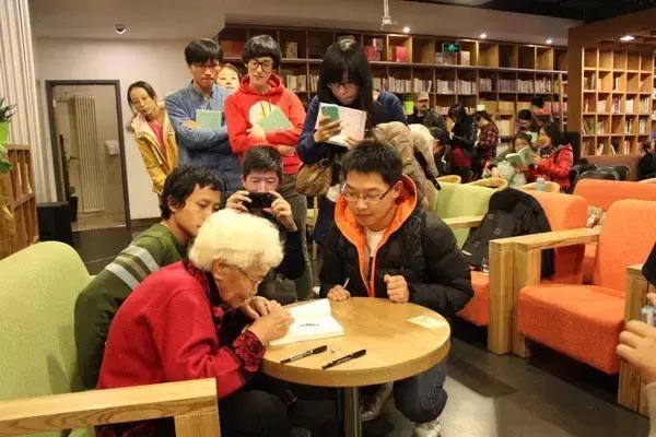 她不只是家庭主婦！「 60歲才識字」76歲成作家 辛苦一生終於「能為理想活」：沒有什麼是太晚的