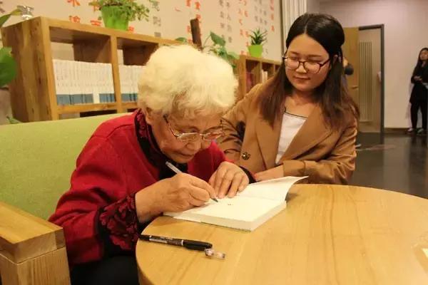她不只是家庭主婦！「 60歲才識字」76歲成作家 辛苦一生終於「能為理想活」：沒有什麼是太晚的