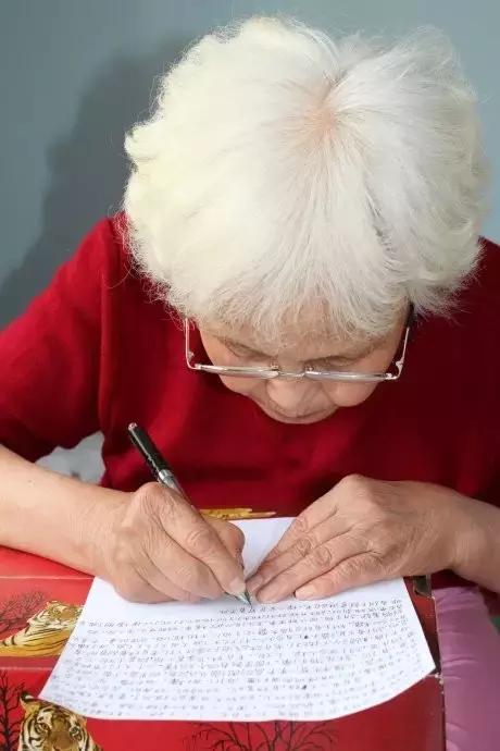 她不只是家庭主婦！「 60歲才識字」76歲成作家 辛苦一生終於「能為理想活」：沒有什麼是太晚的
