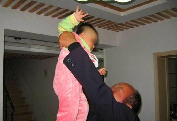 2歲兒子走路成「O」型腿，送醫檢查後一家人痛哭，媽媽罵阿公阿嬤：太自私