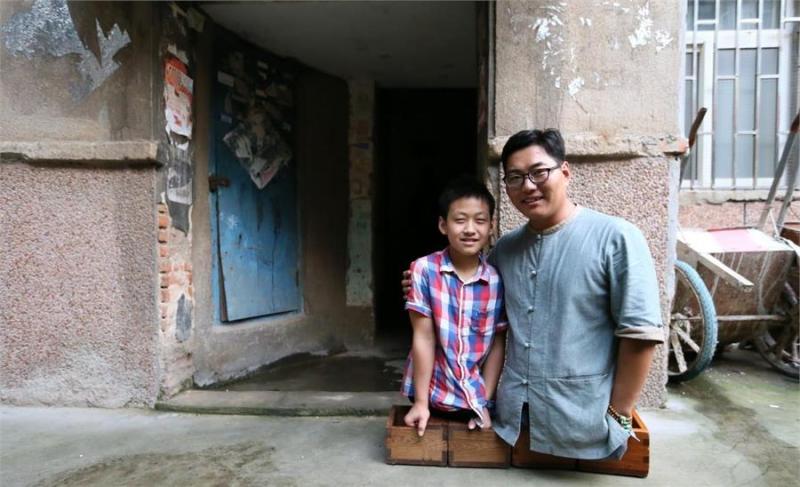 2歲兒子走路成「O」型腿，送醫檢查後一家人痛哭，媽媽罵阿公阿嬤：太自私