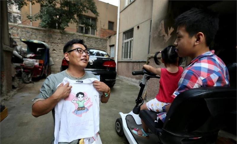 2歲兒子走路成「O」型腿，送醫檢查後一家人痛哭，媽媽罵阿公阿嬤：太自私