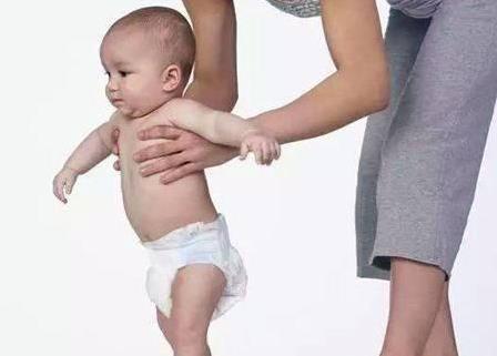 2歲兒子走路成「O」型腿，送醫檢查後一家人痛哭，媽媽罵阿公阿嬤：太自私