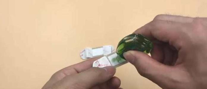 睡前在床頭貼一個創可貼太厲害了，解決了家家戶戶最大的難題，看完你會感謝我！