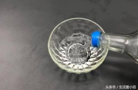 牙膏加到白醋里太厲害了，放一次能幫家裡省下很多錢，太實用了